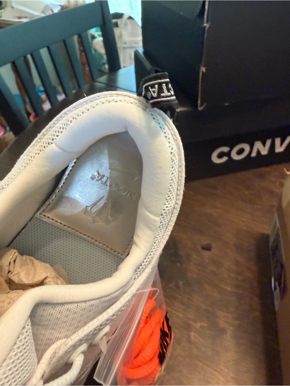 Label on Shoe Box - Picture 5 of 7